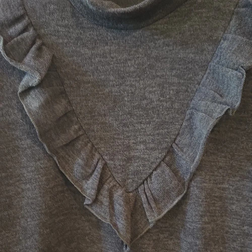 OLIVE Ruffle TOP - Picture 4 of 7